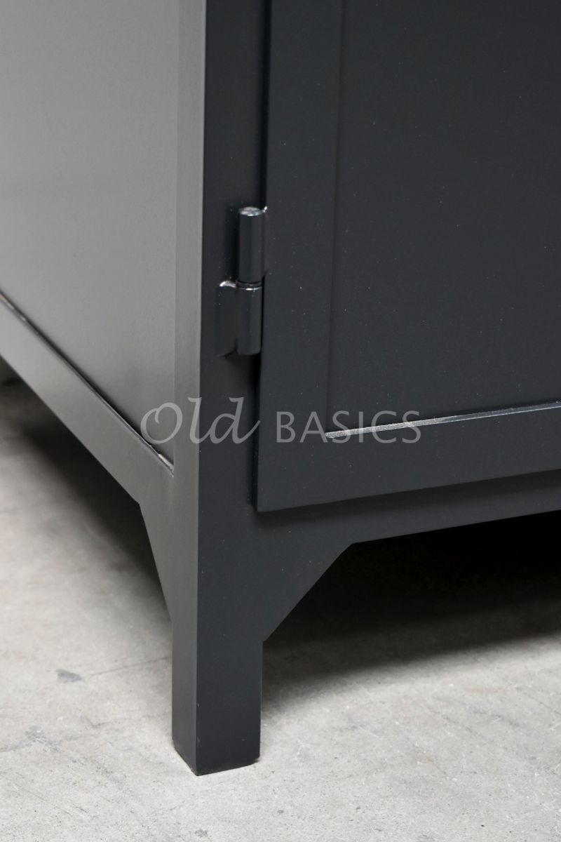 Detail van Apothekerskast Ferro, 3 deuren, RAL7021, grijs, zwart, materiaal staal